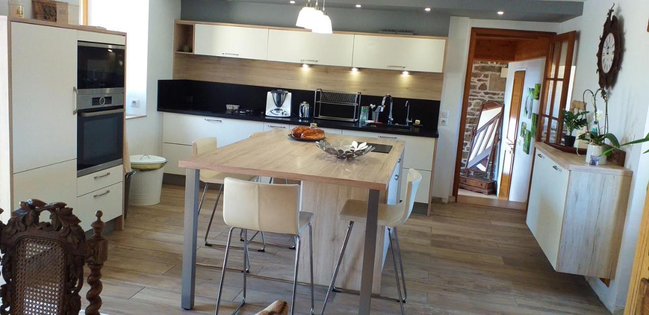 Maison Spacieuse A Plougonven Avec Jacuzzi Et Jardin Exterior foto
