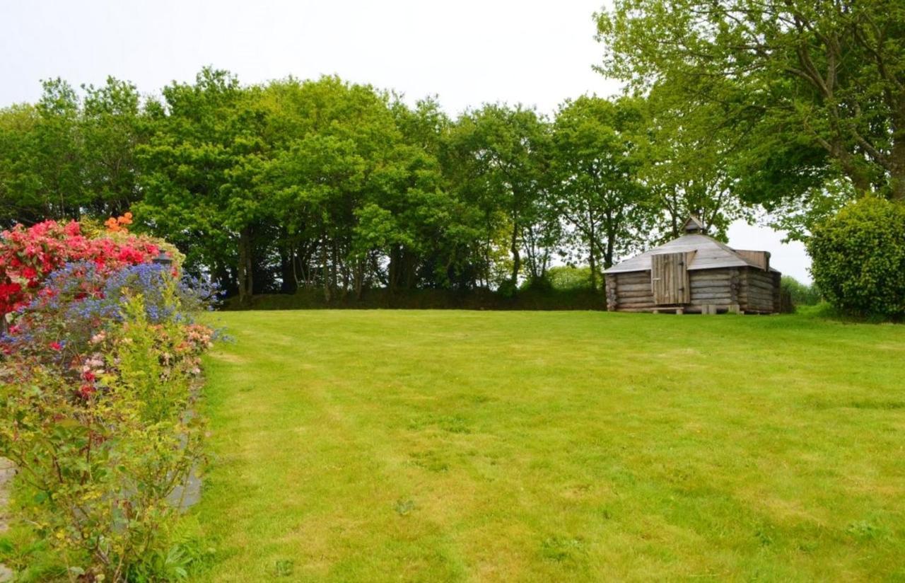 Maison Spacieuse A Plougonven Avec Jacuzzi Et Jardin Exterior foto