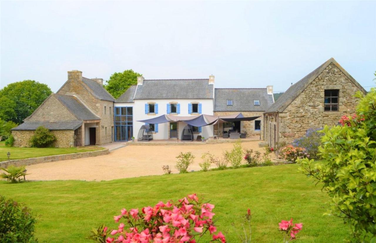Maison Spacieuse A Plougonven Avec Jacuzzi Et Jardin Exterior foto